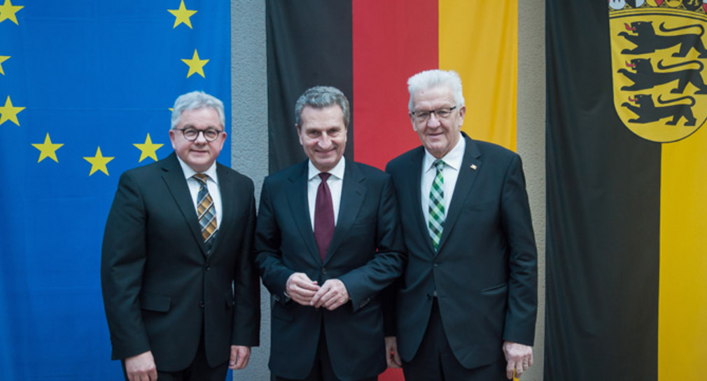 v.l.n.r.: Europaminister Guido Wolf, EU-Kommissar Günther Oettinger und Ministerpräsident Winfried Kretschmann (Foto: © Vertretung des Landes Baden-Württemberg bei der Europäischen Union/FKPH)