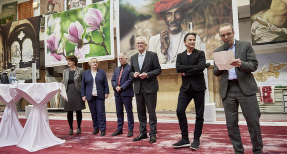 v.l.n.r.: Staatssekretärin im Ministerium für Finanzen, Gisela Splett, Ministerin für Wissenschaft Forschung und Kunst, Theresia Bauer, Stuttgarts Oberbürgermeister Fritz Kuhn, Ministerpräsident Winfried Kretschmann, der designierte Intendant des Stuttgarter Balletts, Tamas Detrich, und der Intendant der Stuttgarter Oper, Jossi Wieler (Foto: Martin Sigmund)