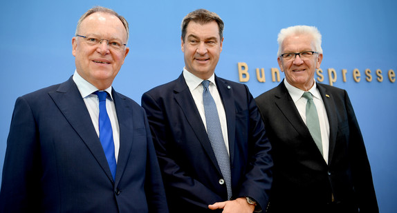 v.l.n.r.: Die Ministerpräsidenten Stephan Weil (Niedersachsen), Markus Söder (Bayern) und Winfried Kretschmann (Baden-Württemberg) in der Bundespressekonferenz (Bild: © picture alliance/Britta Pedersen/dpa-Zentralbild/dpa)