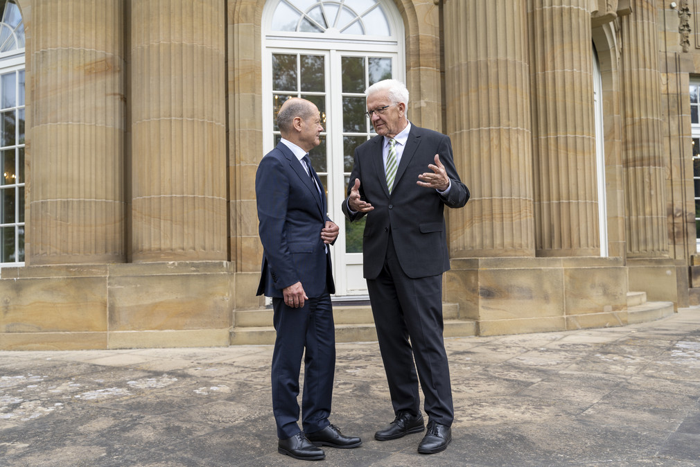 Ministerpräsident Winfried Kretschmann (r.) und Bundeskanzler Olaf Scholz (l.) stehen auf der Terrasse der Villa Reitzenstein, dem Amtssitz des Ministerpräsidenten von Baden-Württemberg in Stuttgart. 