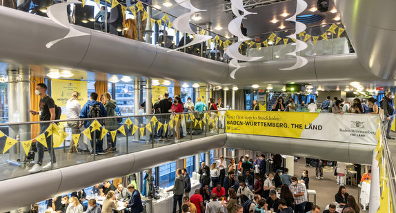 Nobelpreisträgerinnen und -träger und Nachwuchswissenschaftlerinnen und -wissenschaftler auf der „MS Sonnenkönigin“