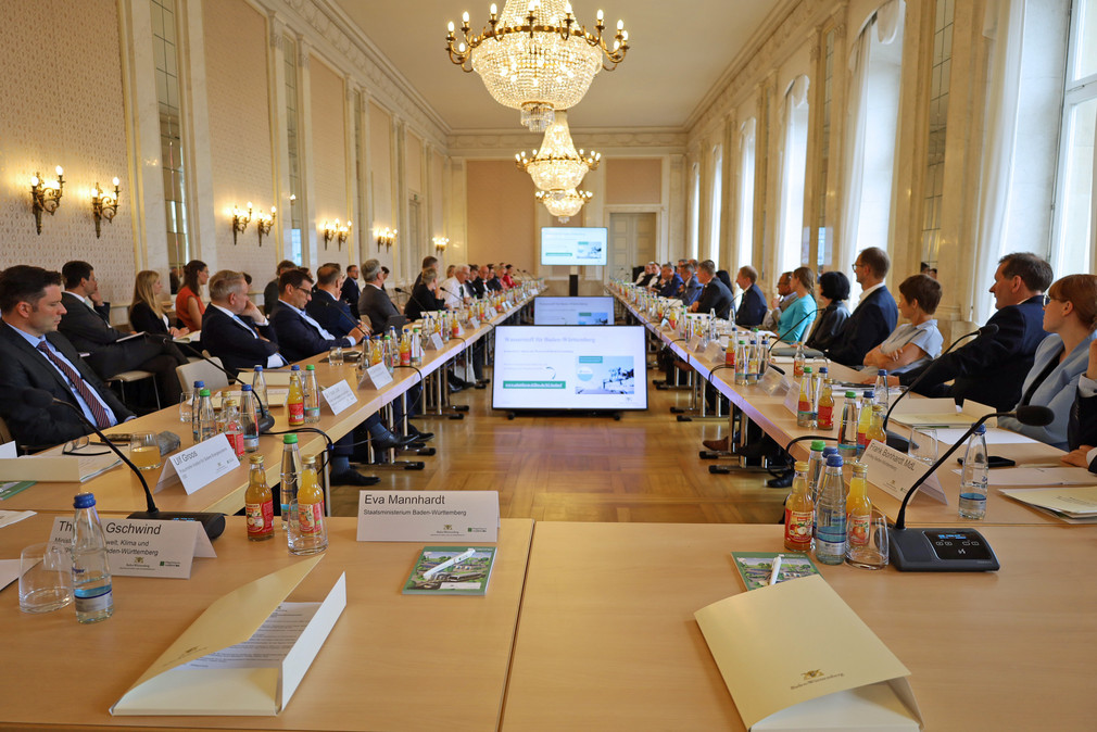 Blick auf die Gesprächsrunde beim Zweiten Spitzengespräch Wasserstoffinfrastruktur im Neuen Schloss in Stuttgart