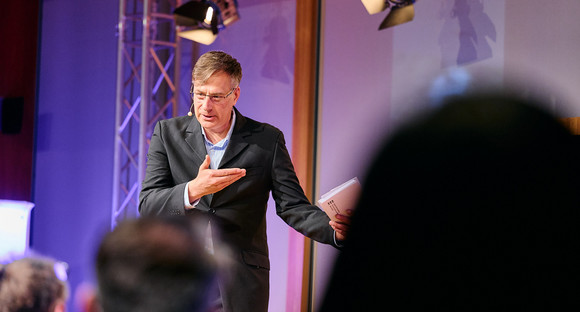 Themenreihe Digitale Hetze, reale Gewalt – Wie stoppen wir den Hass gegen LSBTQIA+? Moderator Holger Wicht