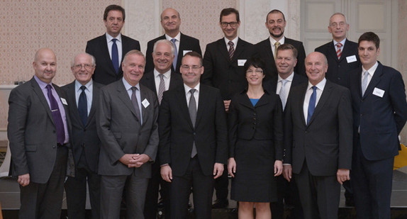 Europaminister Peter Friedrich (1. Reihe, M.) mit Teilnehmern an der Botschafterkonferenz der Westbalkanstaaten