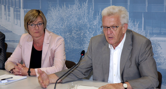 Ministerpräsident Winfried Kretschmann (r.) und Finanzministerin Edith Sitzmann (l.) 