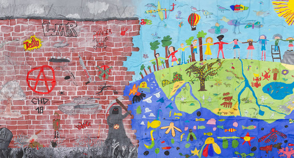 „Nein dem Krieg!“, Berlin 2010 / Indikativ für Berlin steht einerseits die abgebrochene Wand, anderseits eine Natur die sich als imaginären und freundlichen Platz für Tiere, Pflanzen und Kindern anbietet. Im Hintergrund sind Kinder zu sehen, die sich an den Hände halten. Der Kontrast von Wänden und Krieg wird verwendet, um die Menschen fern zu halten - vorausgesetzt, sie sterben nicht unter dem Gewehrfeuer vor ihrem Haus. Eine Bildgeschichte zum Thema Krieg, die in einer nuancenreichen Weise erzählt wird.