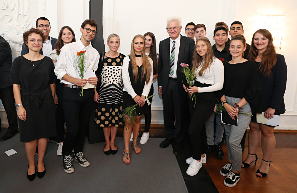 Ministerpräsident Winfried Kretschmann zusammen mit Schülerinnen und Schülern des Ferdinand-Porsche-Porsche-Gymnasiums (Bild: Staatsministerium Baden-Württemberg)