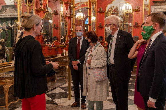 Marion Ackermann (l.), Generaldirektorin der Staatlichen Kunstsammlungen Dresden, mit Ministerpräsident Winfried Kretschmann (3.v.r.) und seiner Frau Gerlinde Kretschmann (3.v.l.), dem sächsischen Ministerpräsidenten Michael Kretschmer (r.) und dessen Partnerin Annett Hofmann (2.v.r.), sowie dem sächsischen Umweltminister Wolfram Günther (2.v.l.) im Grünen Gewölbe in Dresden (Bild: Staatsministerium Baden-Württemberg)