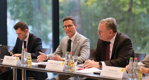 Innenminister Manuel Hagel (Mitte) spricht bei der Auftaktsitzung der Zukunftskommission für Baden-Württemberg.
