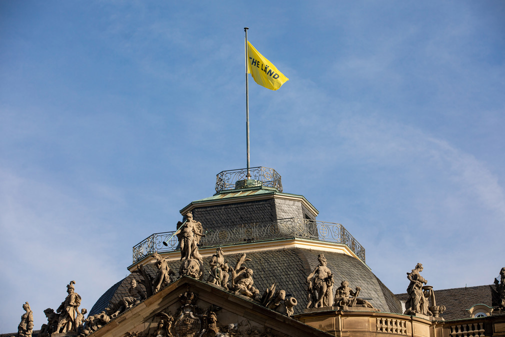 Flagge auf dem Neuen Schloss in Stuttgart mit der Aufschrift „THE LÄND“