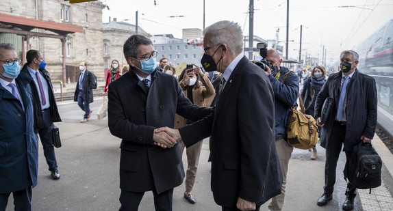Ministerpräsident Winfried Kretschmann (vorne rechts) kommt im Rahmen seiner Delegationsreise am Bahnhof in Straßburg an und wird von Jean Rottner (vorne links), Präsident der Région Grand Est, begrüßt.