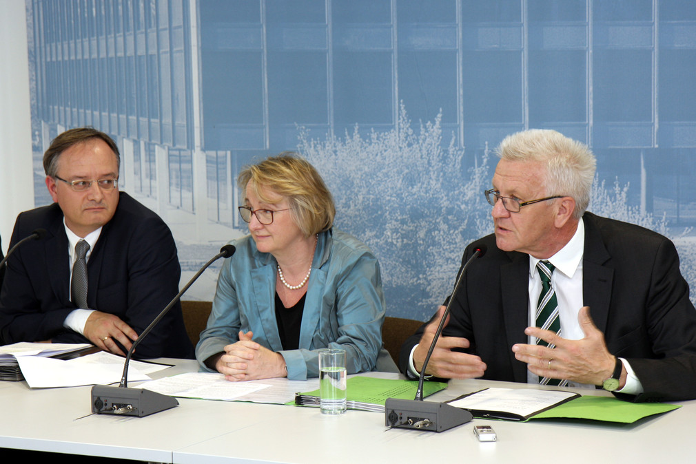 v.l.n.r.: Kultusminister Andras Stoch, Wissenschaftsministerin Theresia Bauer und Ministerpräsident Winfried Kretschmann
