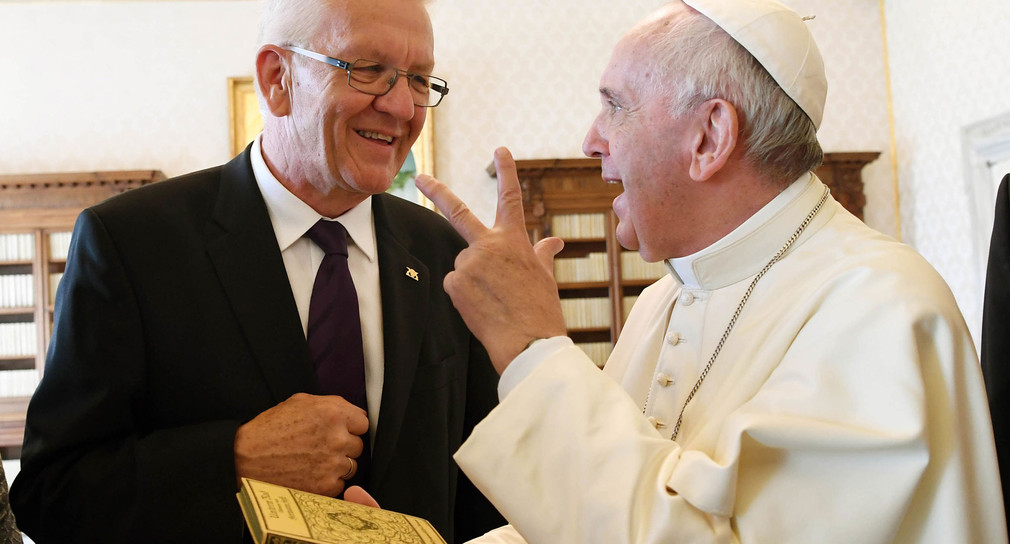 Ministerpräsident Winfried Kretschmann und Papst Franziskus (Bild © dpa).