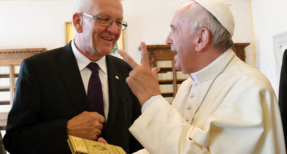 Ministerpräsident Winfried Kretschmann und Papst Franziskus (Bild © dpa).