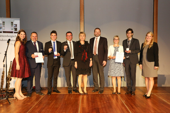 Die Empfänger des Staatsehrenpreises Weinbau 2016 aus dem Anbaugebiet Württemberg mit Staatssekretärin Friedlinde Gurr-Hirsch und Staatssekretär Volker Ratzmann (L-R): Mara Walz, Deutsche Weinprinzessin; Dietrich Rembold, Lauffener Weingärtner eG; Willy Jr., Jürgen Willy, Jupiter Weinkeller GmbH; Staatsekretärin Friedlinde Gurr-Hirsch; Staatssekretär Volker Ratzmann; Andrea Essig, Jürgen Essig, Weingut Ranspacher Hof; Andrea Ritz, Württembergische Weinkönigin