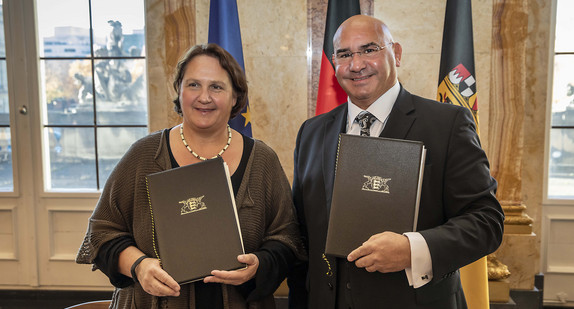 Staatsministerin Theresa Schopper (l.) und Daniel Strauß (r.), Vorsitzender des Landesverbands Deutscher Sinti und Roma (Bild: Staatsministerium Baden-Württemberg)