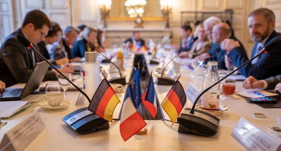 Ministerpräsident Winfried Kretschmann im Gespräch mit der Ministerin für ökologischen Wandel sowie Verkehr, Elisabeth Borne