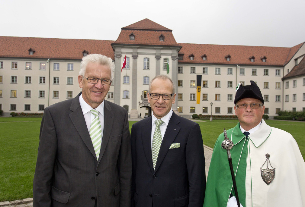 Ministerpräsident Winfried Kretschmann (l.) und Regierungspräsident Martin Gehrer (M.) vor dem Regierungsgebäude des Kantons St. Gallen