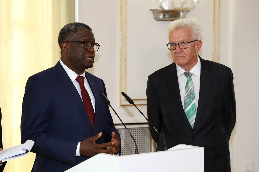 Ministerpräsident Winfried Kretschmann (r.) und Friedensnobelpreisträger Dr. Denis Mukwege (l.) (Bild: Staatsministerium Baden-Württemberg)