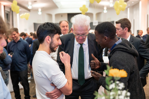 Ministerpräsident Winfried Kretschmann (Mitte) im Gespräch