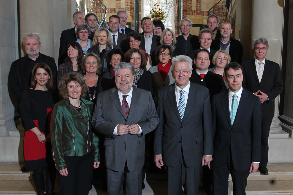 Gruppenbild der Landesregierungen von Baden-Württemberg und Rheinland-Pfalz im Neuen Schloss in Stuttgart