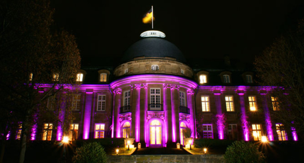 Die Villa Reitzenstein in lilafarbenes Licht getaucht im Rahmen der Aktion „Städte für das Leben – Städte gegen die Todesstrafe“ der christlichen Gemeinschaft Sant’Egidio. 