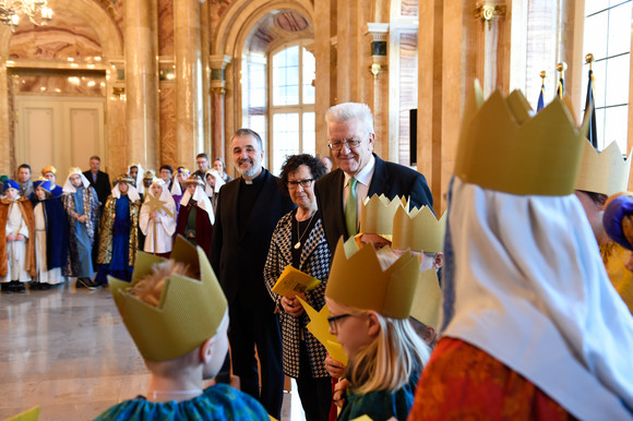 Ministerpräsident Winfried Kretschmann und seine Frau Gerlinde mit Sternsingern