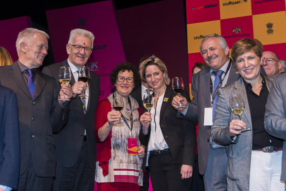 Gruppenbild auf dem Weinfest „Stuttgart meets Mumbai“