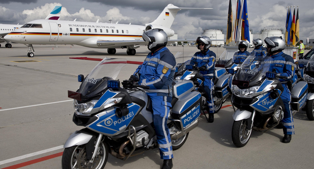 Polizeimotorräder bei der Ankunft des Bundespräsidenten am Flughafen