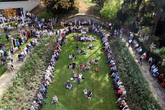 Besucherinnen und Besucher beim Jazzkonzert im Park der Villa Reitzenstein