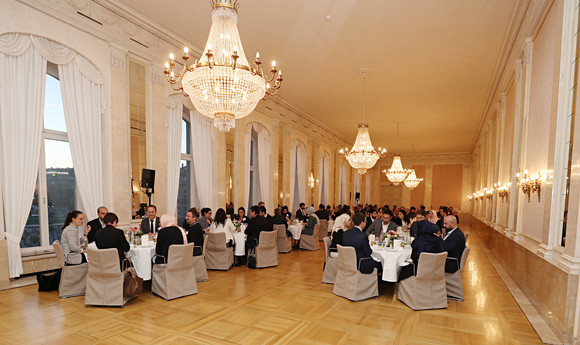 Essen im Speisesaal des Neuen Schlosses (Bild: Staatsministerium Baden-Württemberg)