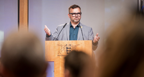 Daniel Mouratidis, Leiter des Leitungsstabs begrüßt die Gäste der Veranstaltung "Toleranz nach innen und nach außen" am 22. Juni 2026 in der Landesvertretung Baden-Württemberg in Berlin.
