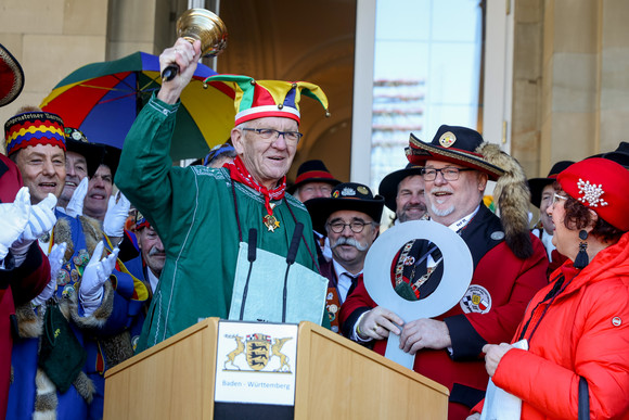 Ministerpräsident Winfried Kretschmann (M.) mit Narren