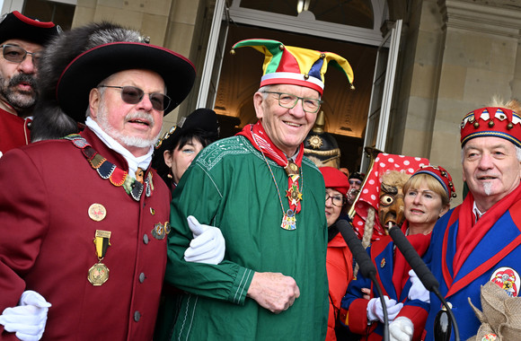 Ministerpräsident Winfried Kretschmann (Mitte) mit seiner Frau Gerlinde sowie Närrinnen und Narren.