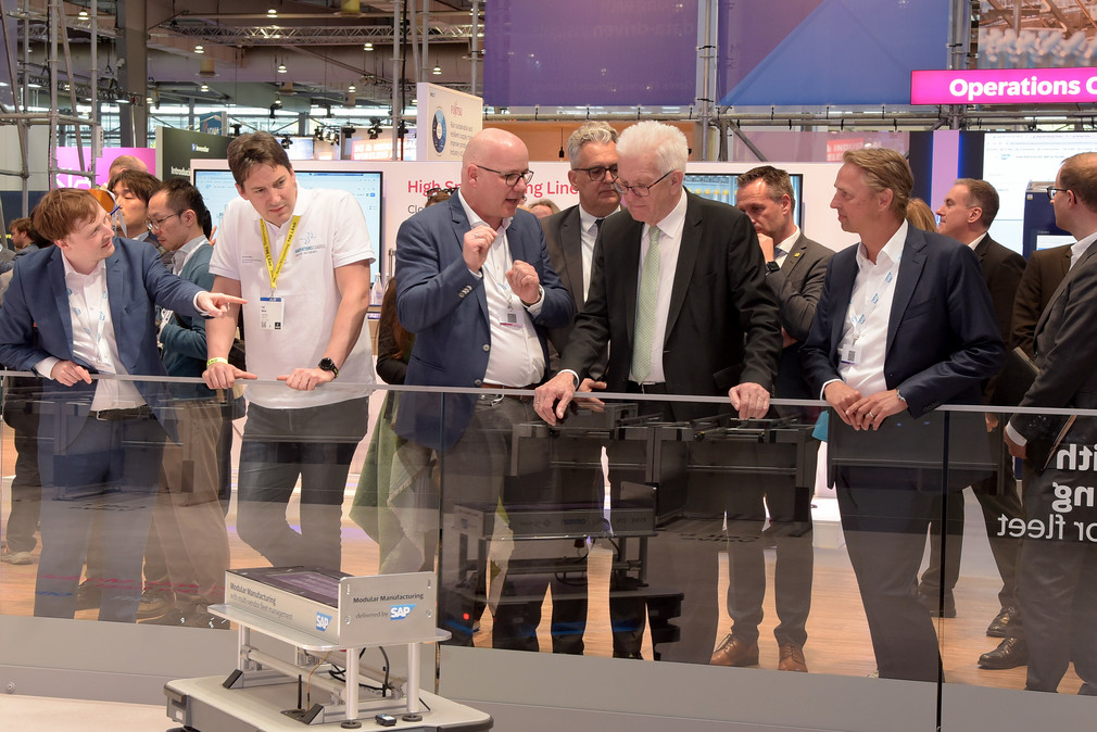 Ministerpräsident Winfried Kretschmann (Mitte) am Stand von SAP