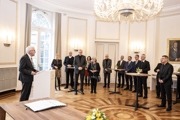 Ministerpräsident Winfried Kretschmann (links) bei seiner Ansprache, ganz rechts steht der designierte Bischof von Rottenburg-Stuttgart, Prälat Dr. Klaus Krämer.