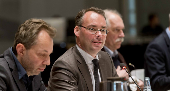 Minister Peter Friedrich (M.) und Sven Hilbig (l.), Brot für die Welt