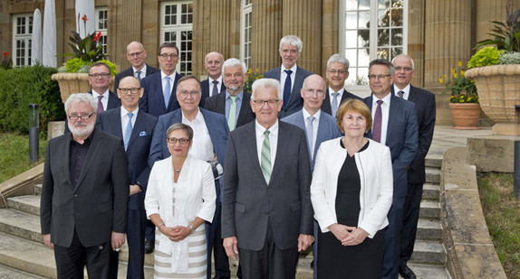 Gruppenfoto mit Ministerpräsident Winfried Kretschmann (1. Reihe, 2.v.r.) (Foto: Staatsministerium Baden-Württemberg)