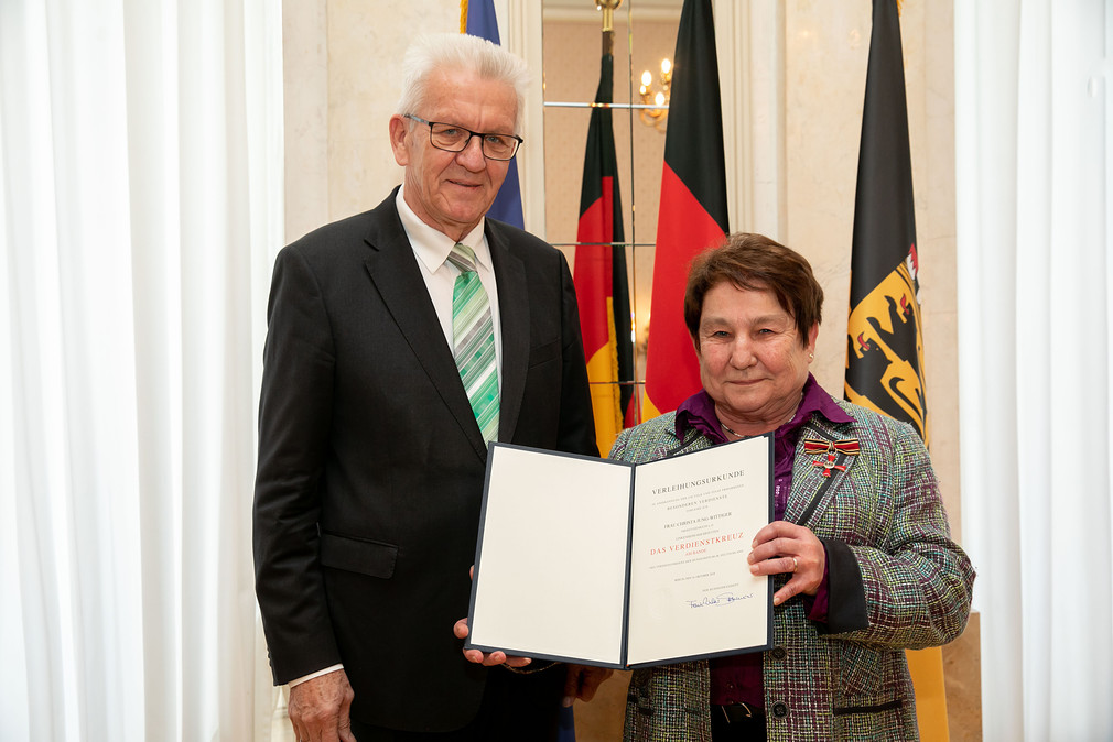Ministerpräsident Winfried Kretschmann (l.) und Christa Jung-Wittiger (r.) (Bild: Staatsministerium Baden-Württemberg)