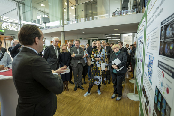 v.l.n.r.: Ministerpräsident Winfried Kretschmann, Sozialminister Manne Lucha, Margrethe Vestager und Wissenschaftsministerin Theresia Bauer im Zentrum für Personalisierte Medizin am Universitätsklinikum Tübingen (Bild: Staatsministerium Baden-Württemberg)