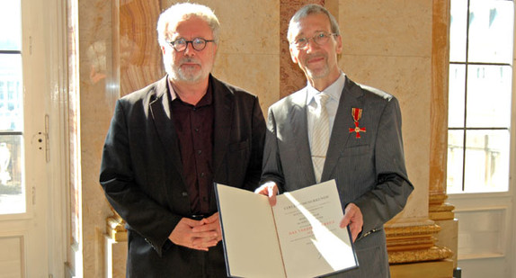 Staatssekretär Klaus-Peter Murawski (l.) und Prof. Dr. Horst Wiethölter (r.)