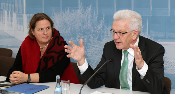 Ministerpräsident Winfried Kretschmann (r.) und Staatssekretärin Theresa Schopper (l.)