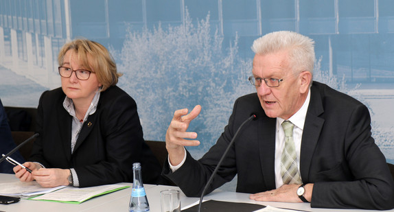 Ministerpräsident Winfried Kretschmann (r.) und Wissenschaftsministerin Theresia Bauer (l.)