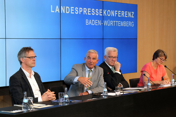 Pressekonferenz Eine Milliarde Euro für Digitalisierungsprojekte v.l.n.r.: Regierungssprecher Rudi Hoogvliet, der Minister für Inneres, Digitalisierung und Migration, Thomas Strobl, Ministerpräsident Winfried Kretschmann und die Vorsitzende der Landespressekonferenz Baden-Württemberg, Barbara Schlegel