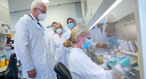 Ministerpräsident Winfried Kretschmann im Landesgesundheitsamt in Stuttgart (Bild: Staatsministerium Baden-Württemberg)