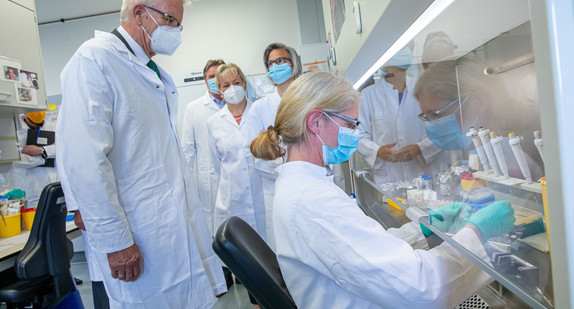 Ministerpräsident Winfried Kretschmann im Landesgesundheitsamt in Stuttgart (Bild: Staatsministerium Baden-Württemberg)