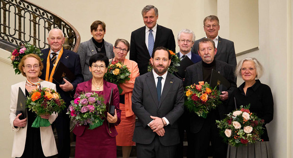 Gruppenbild mit Staatssekretär Florian Hassler und den Geehrten