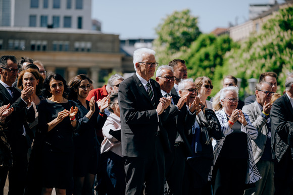 Applaus von Ministerpräsident Winfried Kretschmann und den Gästen