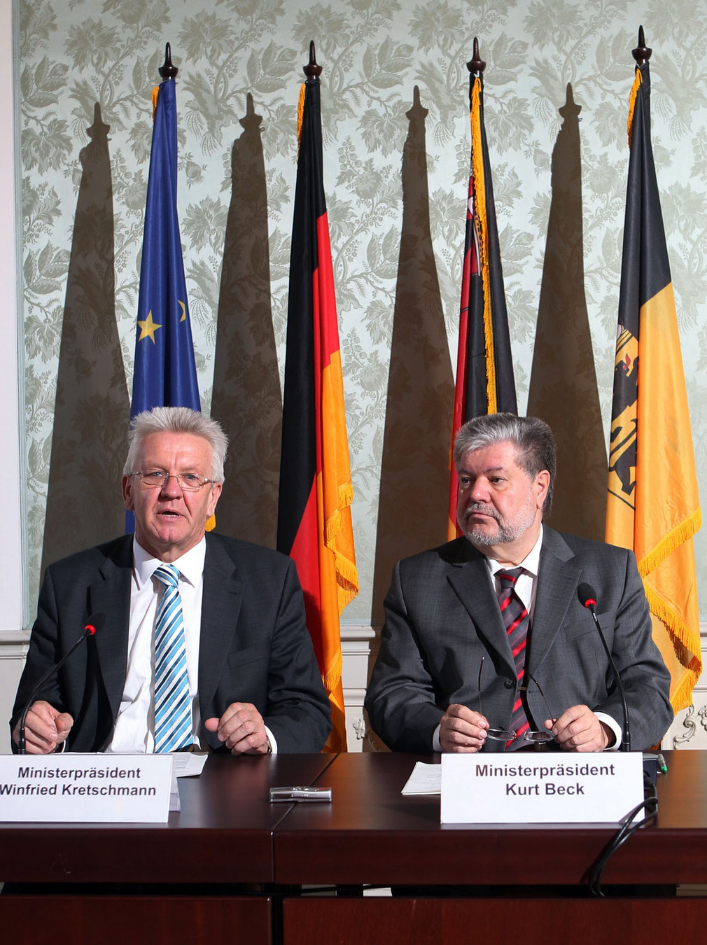 Ministerpräsident Winfried Kretschmann (l.) und Ministerpräsident Kurt Beck (r.) bei der Pressekonferenz
