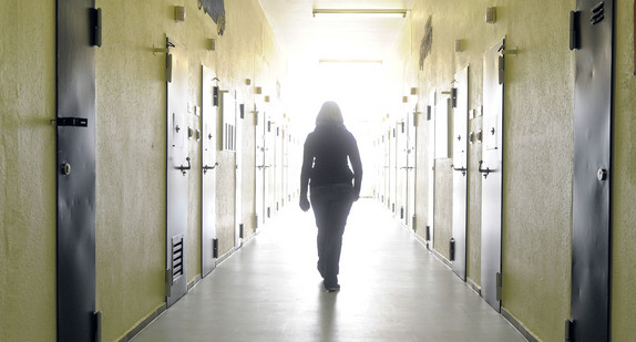 Eine junge Frau im Flur einer Jugendarrestanstalt (Foto: dpa).